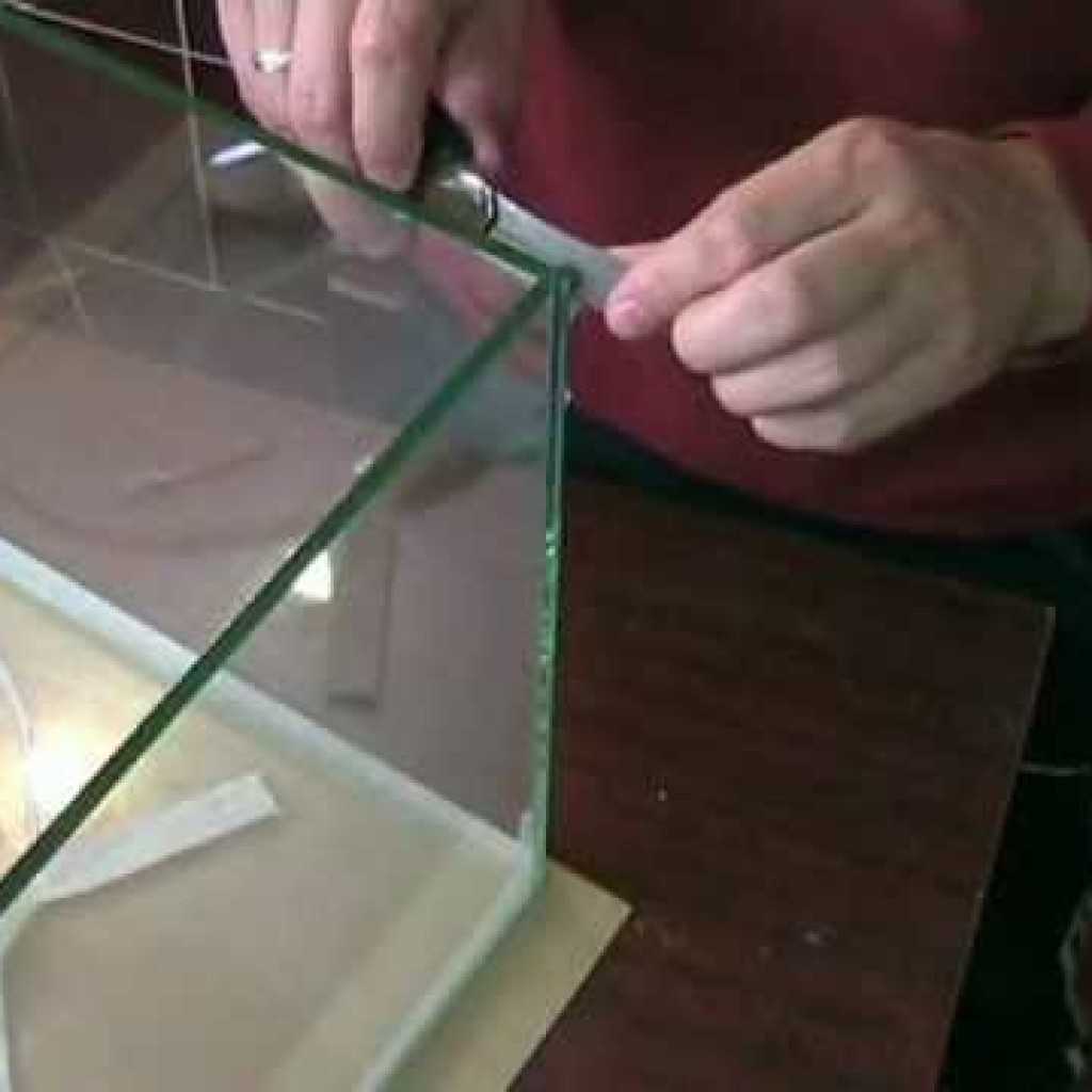Чем склеить стекло со стеклом: виды клея