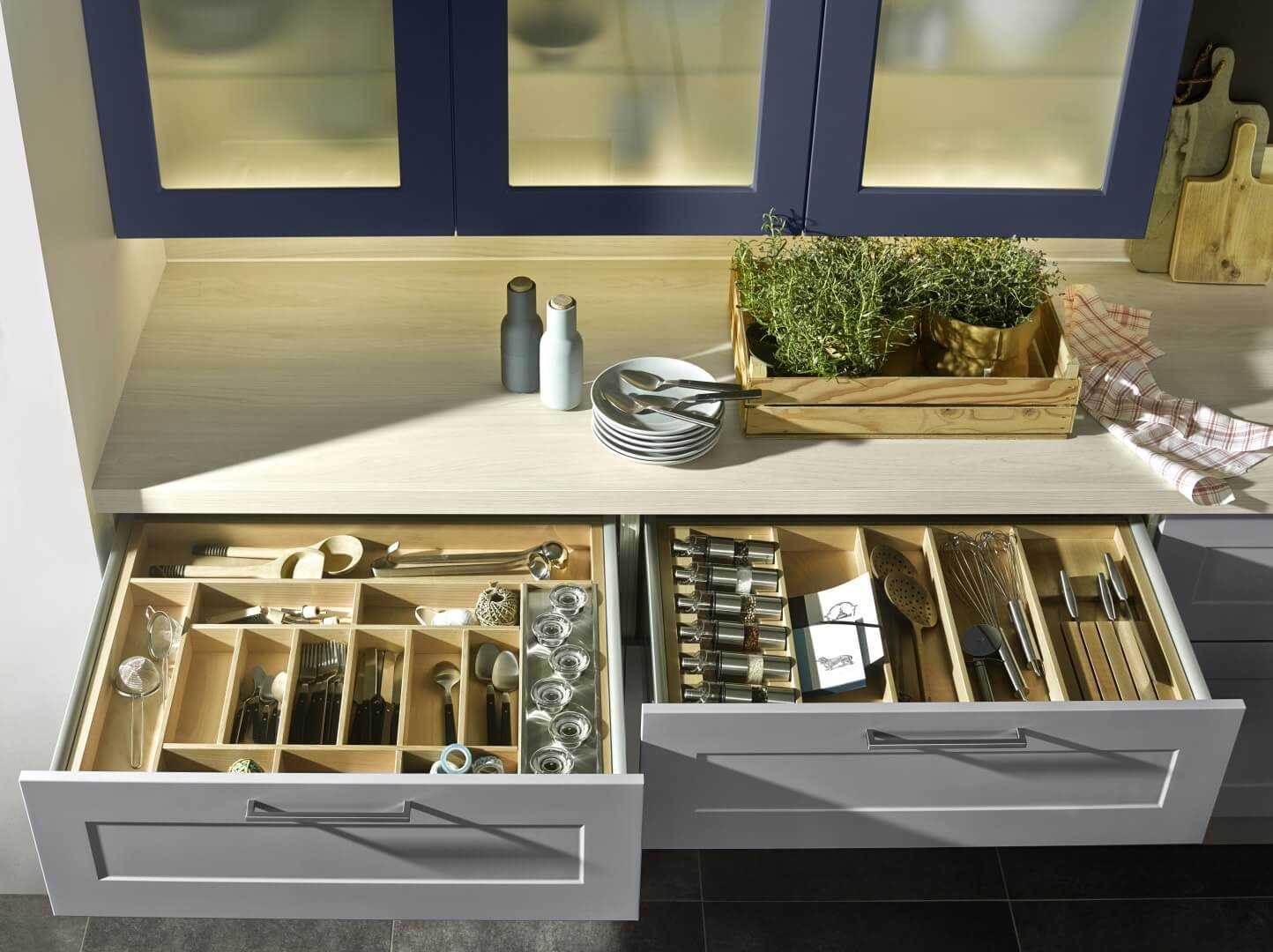 Дизайн угловой кухни с мойкой в углу и вытяжкой, встроенной техникой: г-образная планировка, проекты и самые удачные решения
 - 25 фото