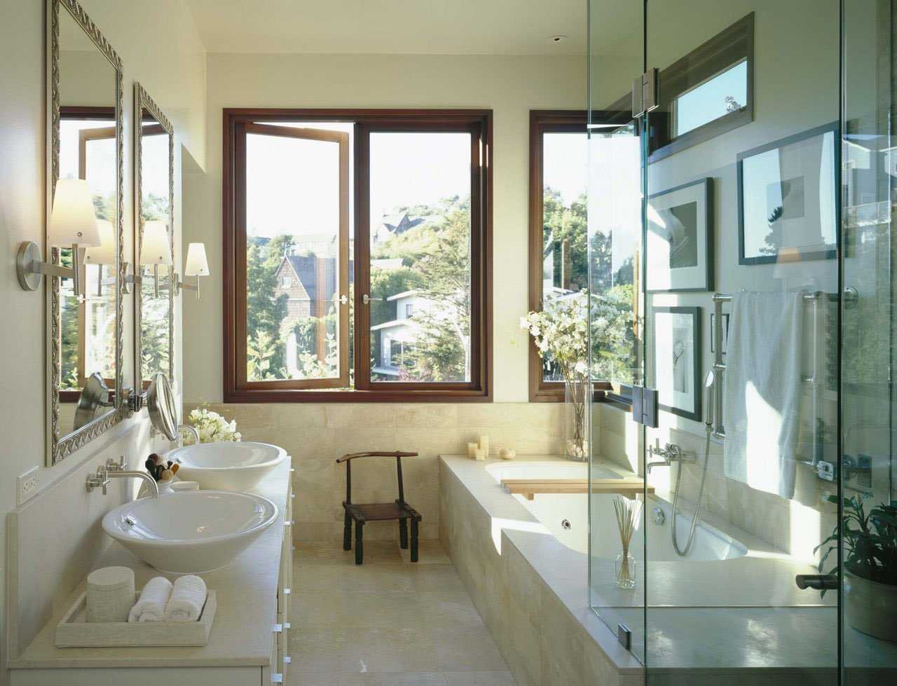 Окно в ванной: как оформить интерьер, варианты дизайна, видео и фото