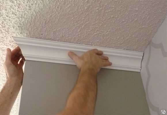 Поклейка пенопластовых плинтусов на потолок: процесс наклеивания, технология монтажа
