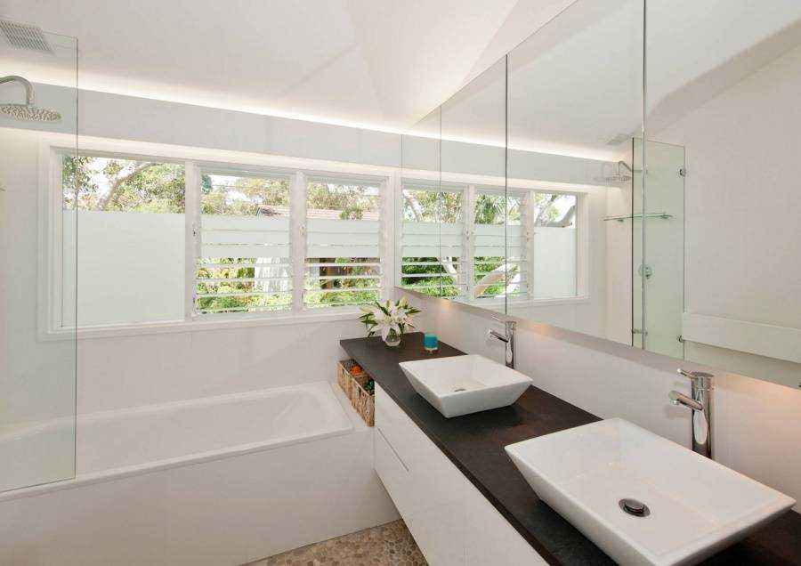 Интерьер ванны с окном: особенности оформления, красивый дизайн на фото