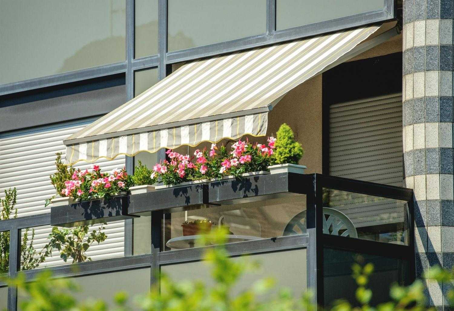 Идеи для защиты от солнца на балконе, где нет кондиционера- обзор +видео
