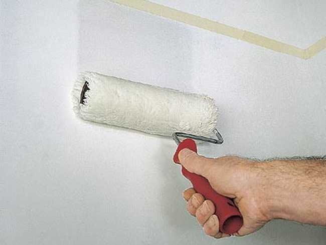 Каким валиком наносить обойный клей на стену?
