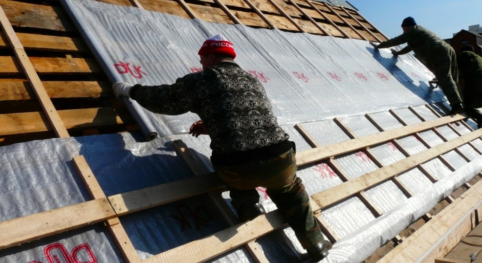 Как выполнить ремонт крыши из металлочерепицы