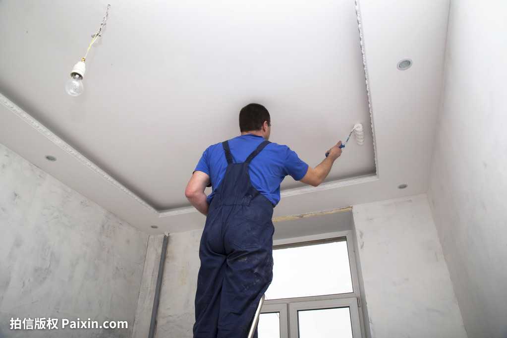 Как покрасить потолок без разводов своими руками водоэмульсионным или акриловым составом, как правильно шпаклевать старое покрытие и наносить раствор валиком?