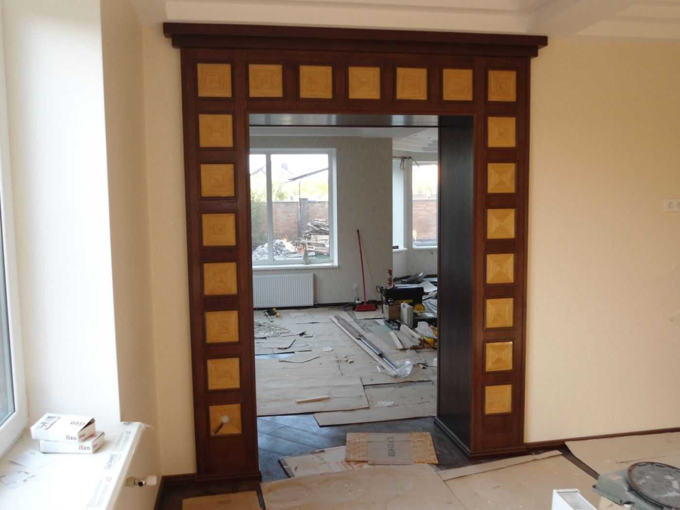 Если вы хотите зрительно увеличить помещение, используйте дверные проемы без двери В соответствии с общим дизайном помещения их можно отделать гипсокартоном, пластиком, полиуретановой лепниной, деревянными панелями, ламинатом или камнем