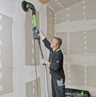 Как шкурить шпаклевку правильно: чем обработать финишный слой на стенах и потолке перед покраской, нужно ли зашкурить и можно ли без пыли, какую сетку использовать?