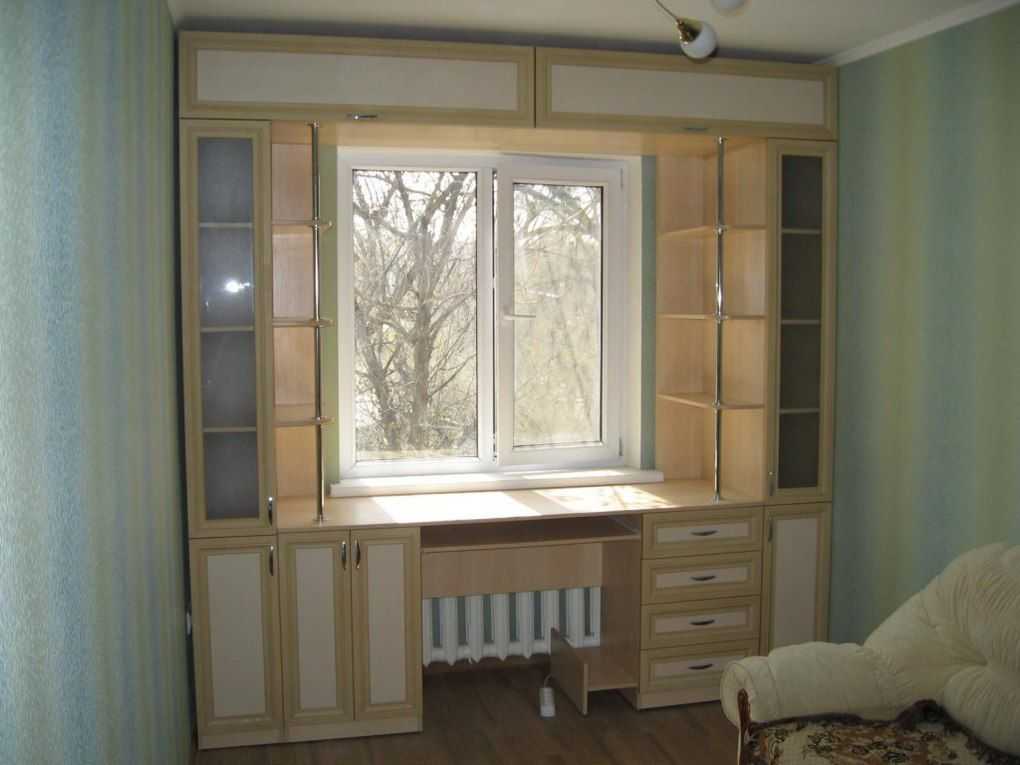 11 фото установки шкафа вокруг окна: подборка идей для интерьера комнаты со столом и стеллажами, в маленькой комнате