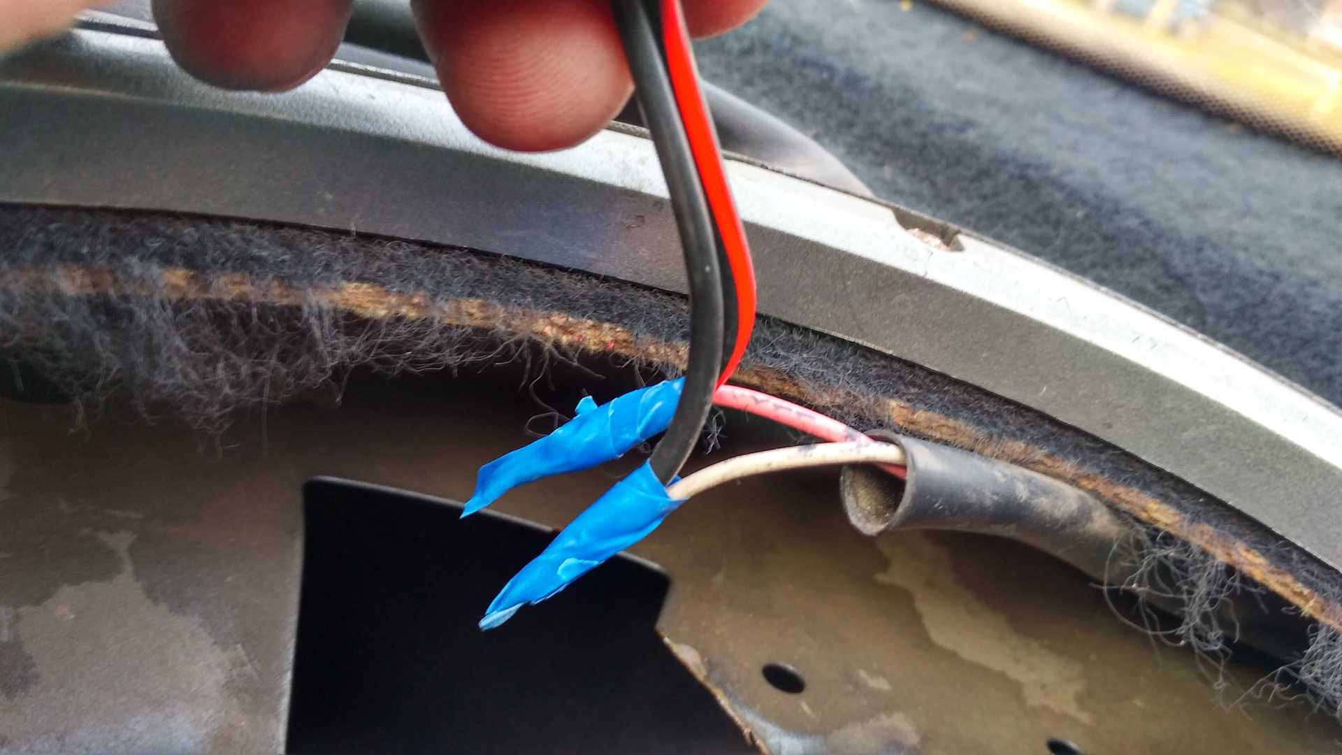 Восстановить изоляцию. Изоляция соединений проводов от влаги. Изоляция кабеля изолентой. Заизолировать провода. Изоляция для проводов автомобиля.