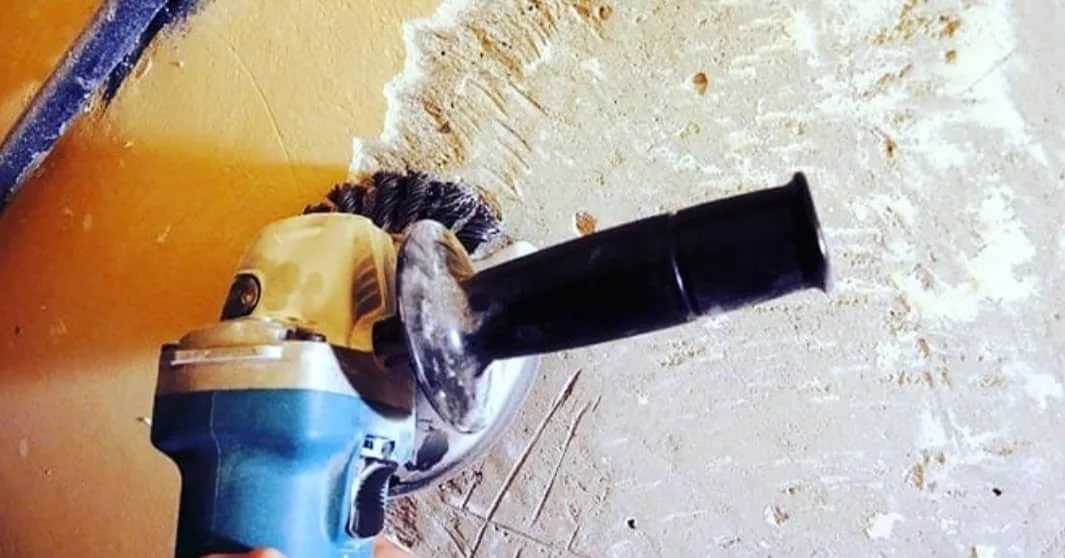 Как убрать старую краску со стены: снятие масляного и водоэмульсионного покрытия