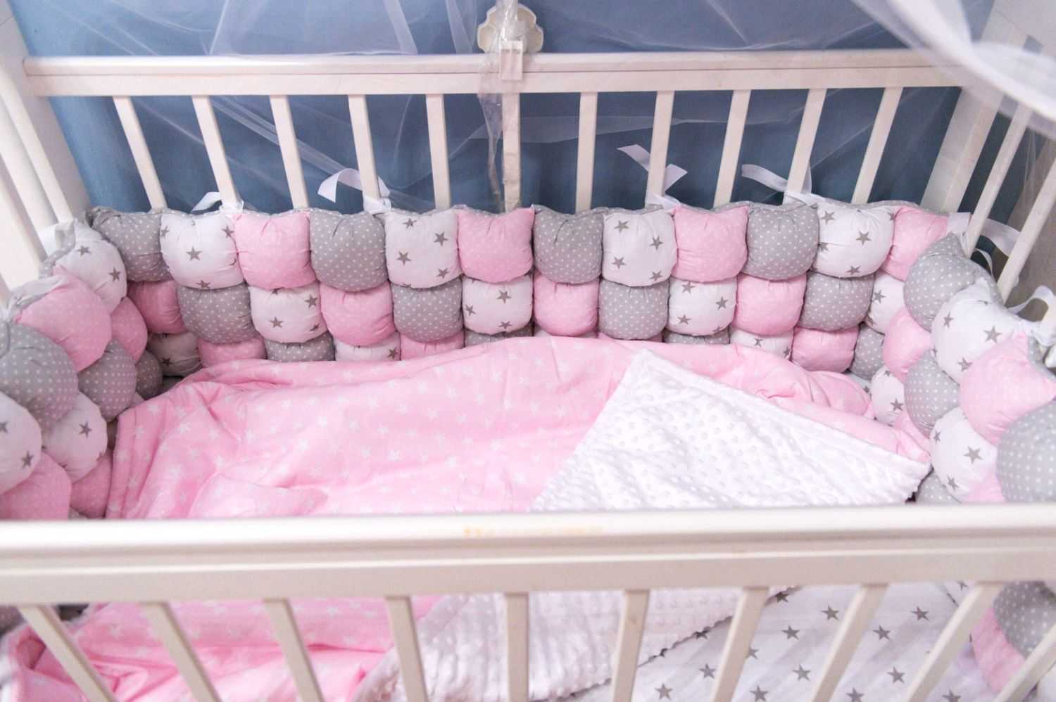 Бортики в кроватку для новорождённых: функции и разновидности, как сшить бамперы своими руками
