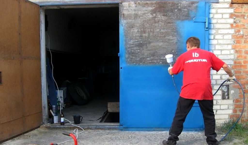 Как правильно покрасить металлические ворота в гараже или частном доме