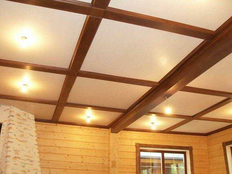 Чем отделать потолок на даче недорого?
