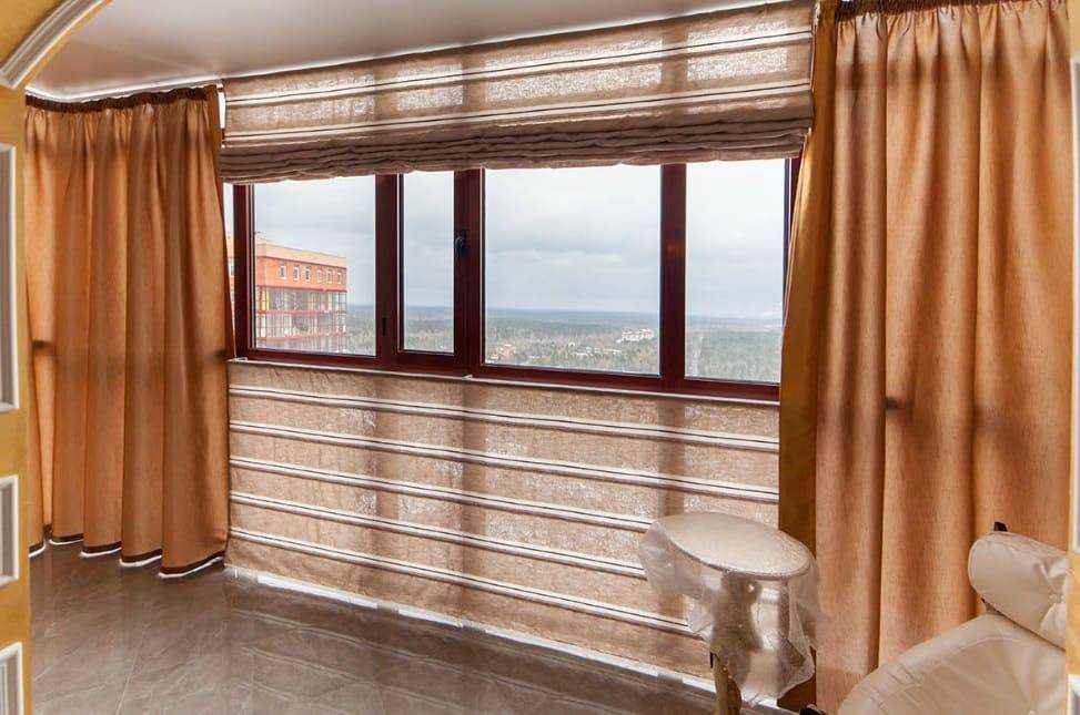 Шторы на балкон, на окно с балконной дверью в гостиной и спальне: римские и тюлевые занавески, идеи дизайна на 6 метров
 - 27 фото