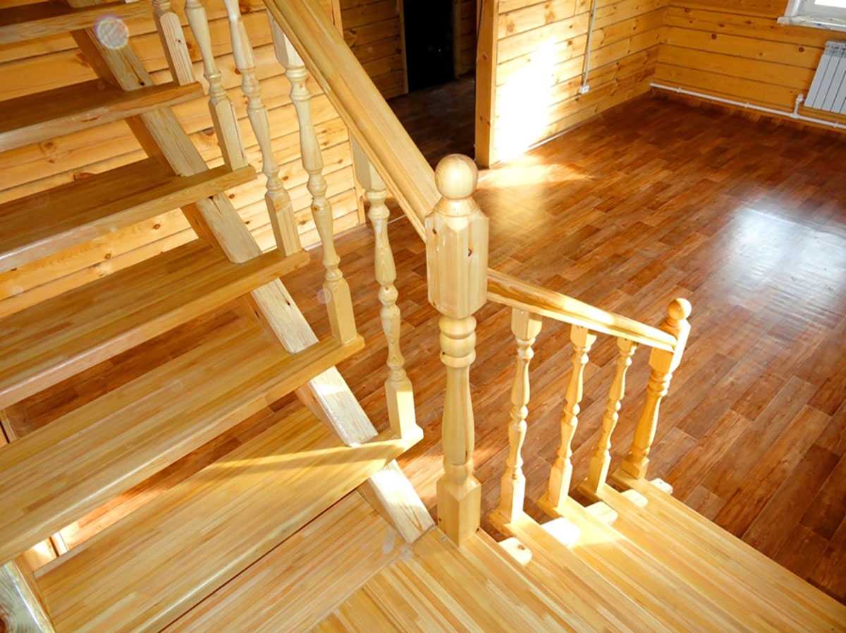 Чем покрасить лестницу из лиственницы внутри дома. покраска деревянной внутренней лестницы и уличной конструкции, выбор лакокрасочных материалов, подбор цвета ступеней и балясин