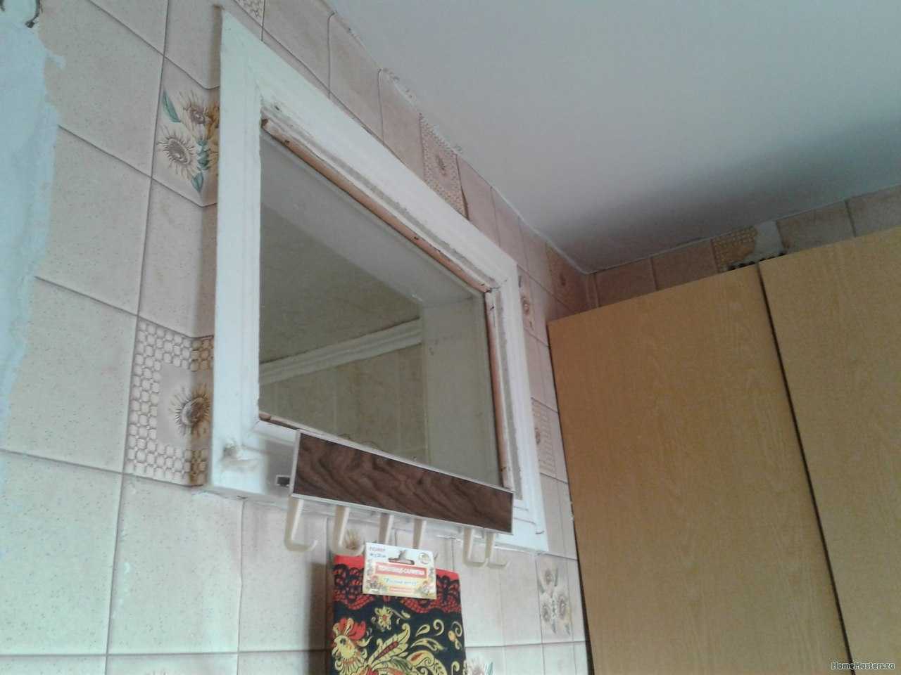 Как задекорировать окно между ванной и кухней