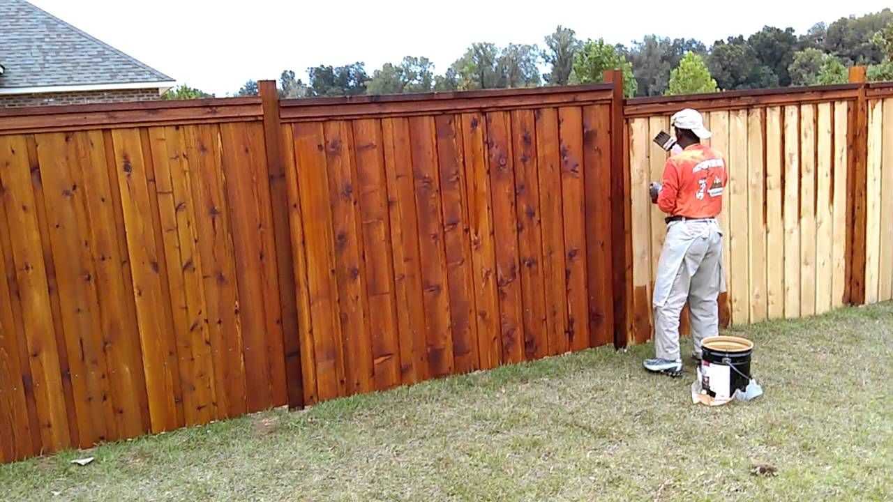Красим деревянный забор