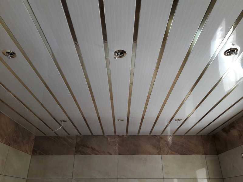 Реечный потолок в ванной комнате. преимущества и правила монтажа