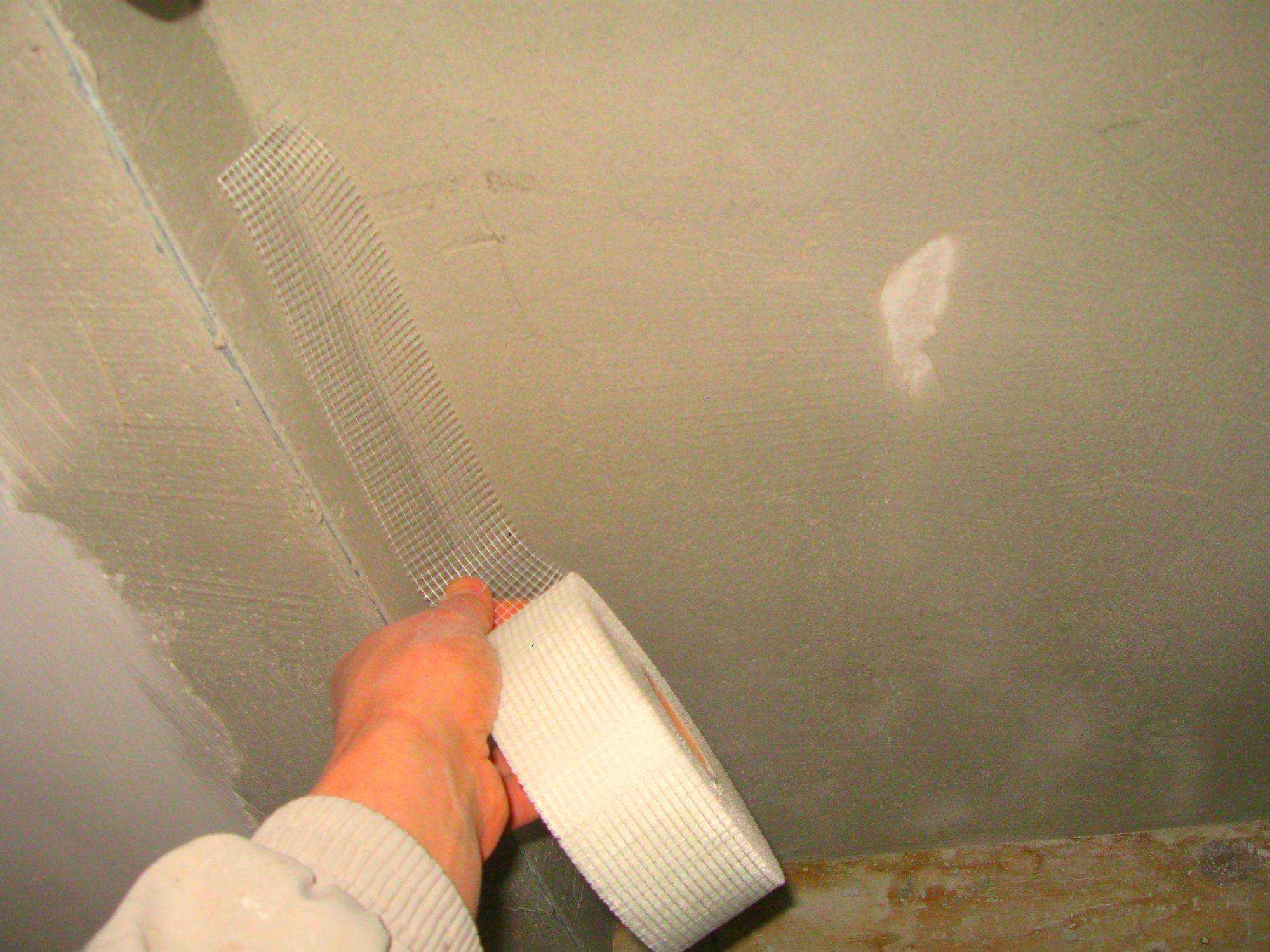 Нужно ли шпаклевать стены перед укладкой плитки: на кухне, в ванной