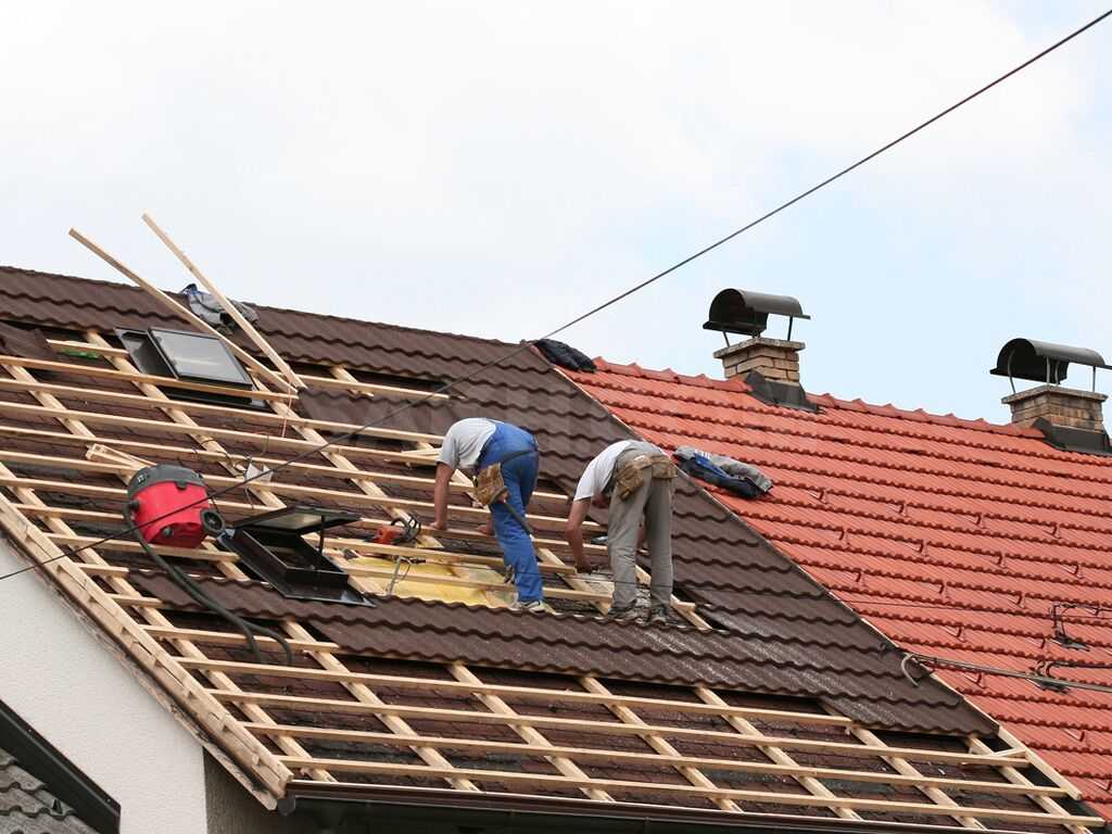 Как снять шифер с крыши дома самому и с помощниками