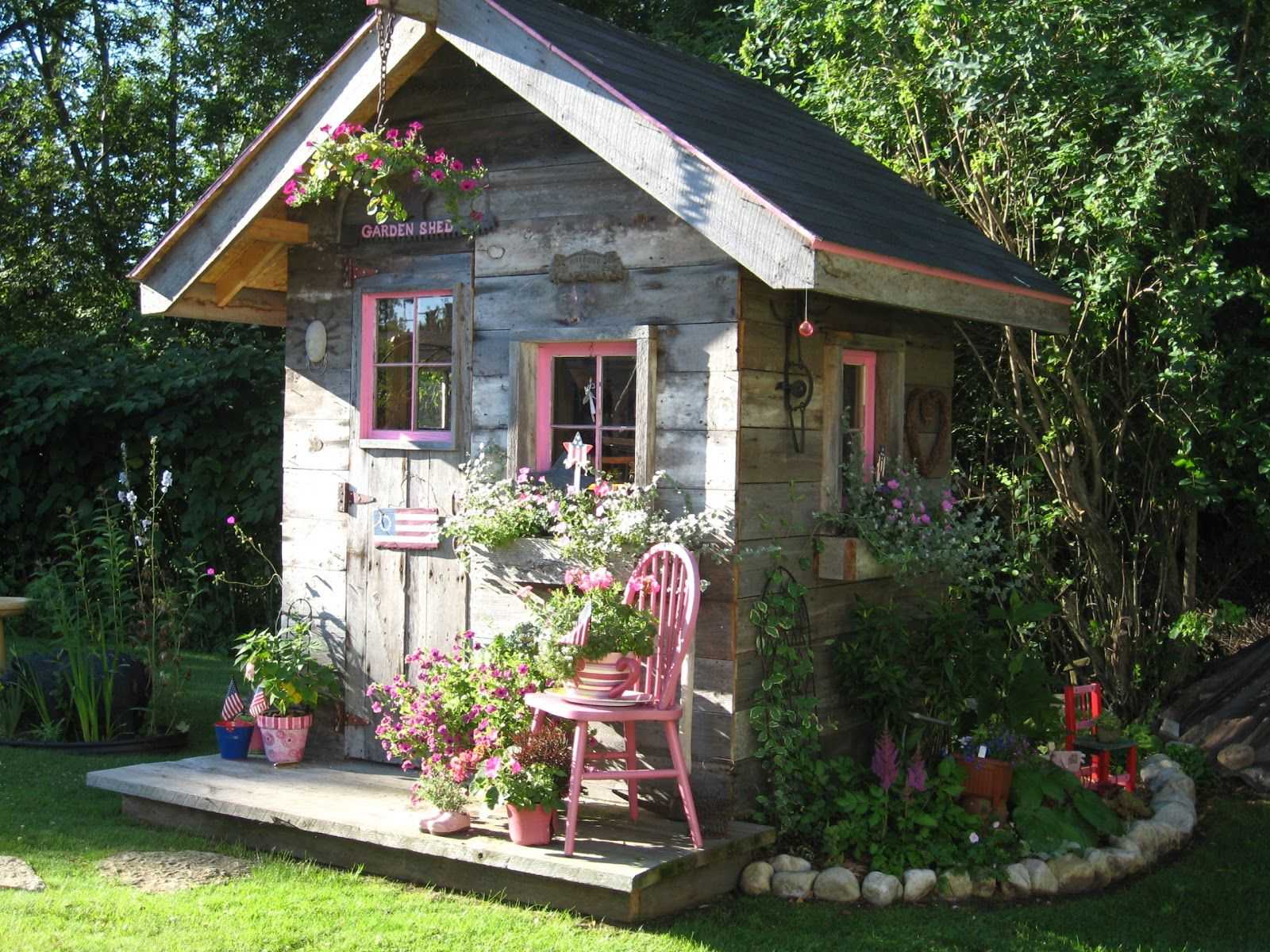 Можно дачу. Украшение дачного домика. Маленький домик в саду. Красивый сарай для дачи. Красивые маленькие домики для дачи.