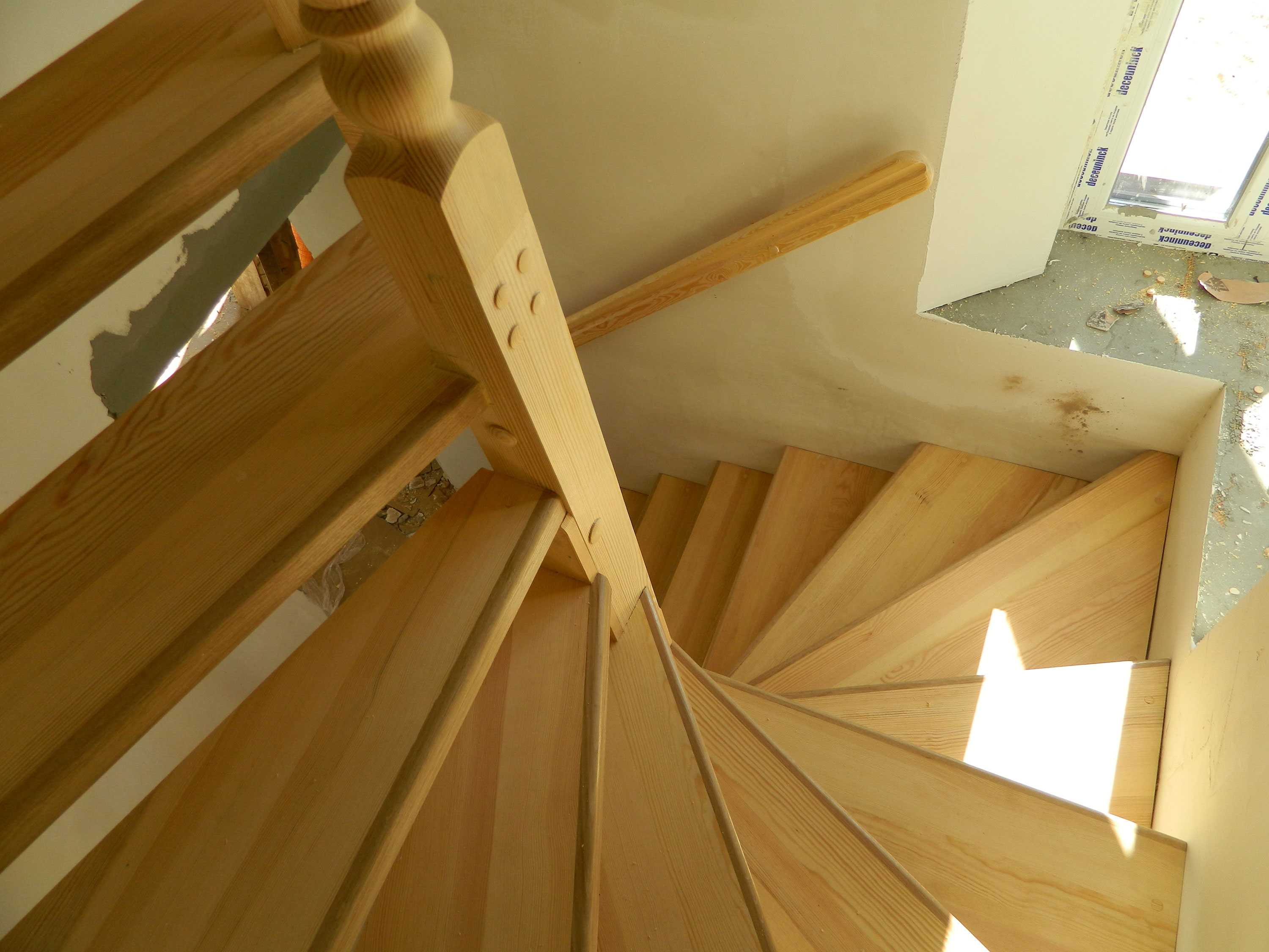 Чем покрасить лестницу деревянную: рекомендации