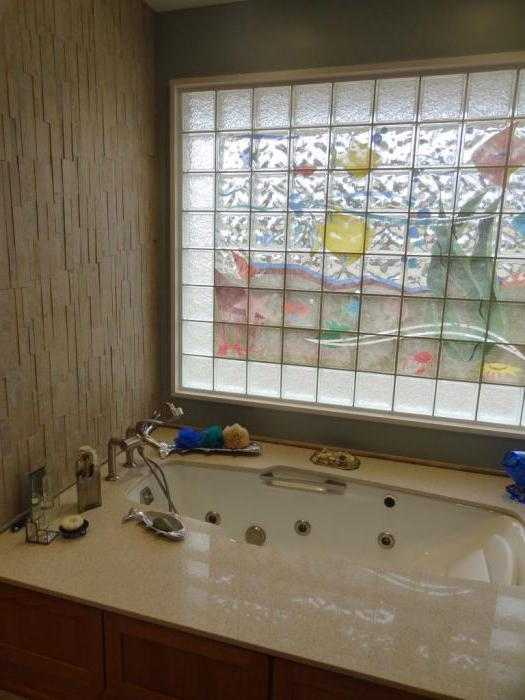 Зачем окно между кухней и ванной: как заделать, чем закрыть, задекорировать