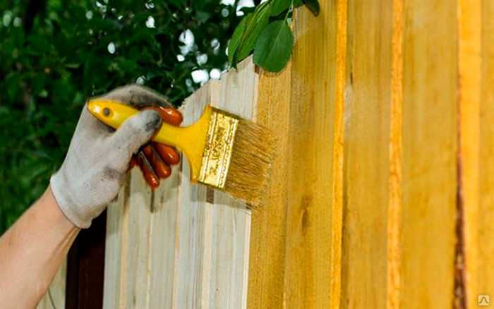 Чем обработать деревянный забор от гниения и влаги: покрыть, пропитать для долговечности на улице