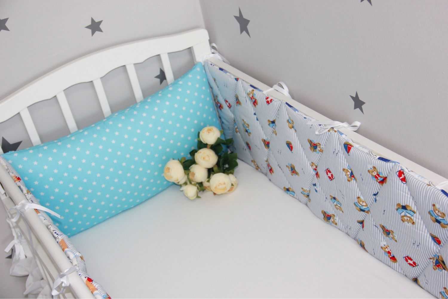 Бортики в кроватку для новорожденных мальчиков и девочек: правила выбора и ухода, влияние белого цвета на ребенка, а также фото