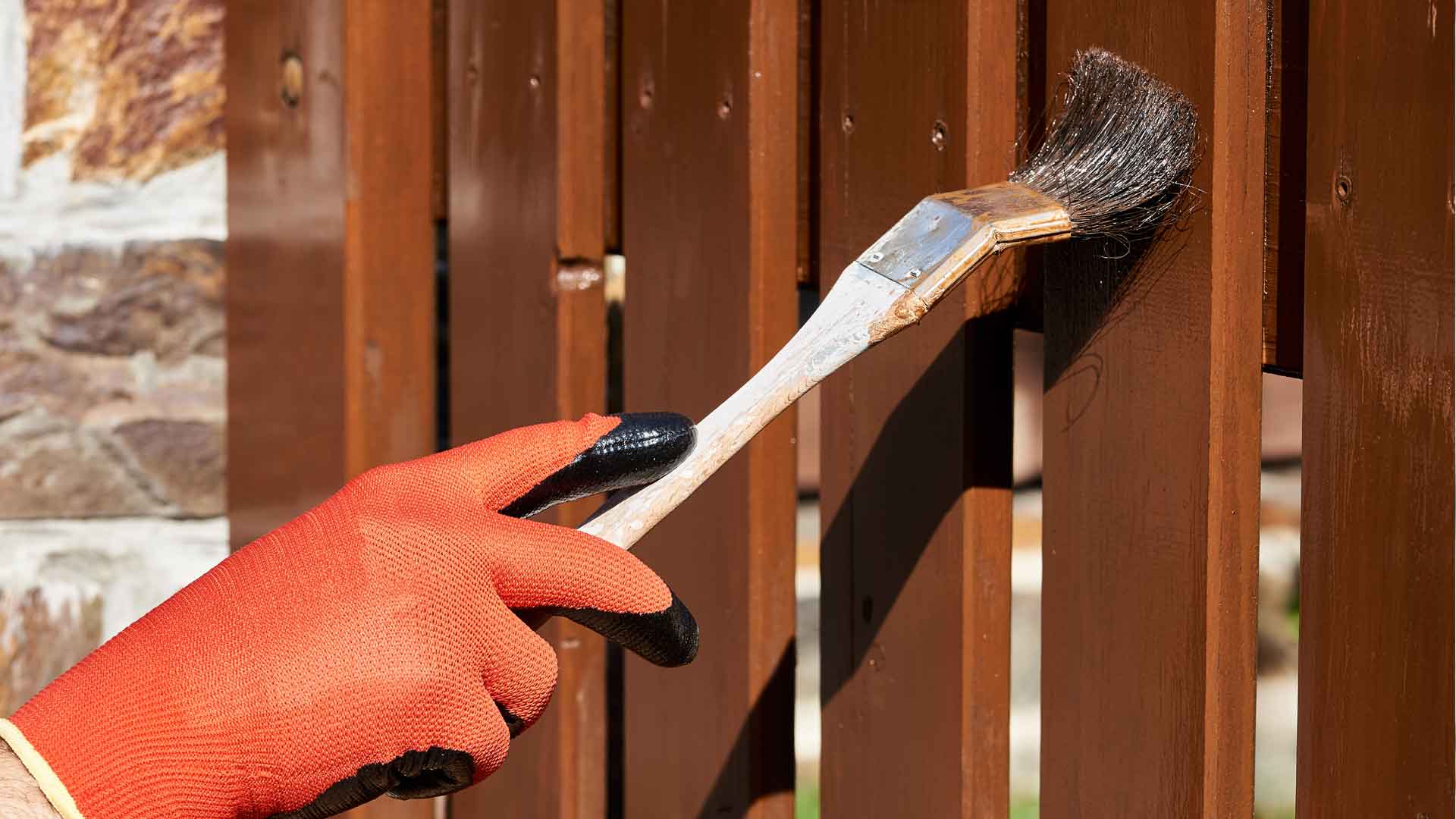 Чем покрасить деревянный забор: обзор красок, технология покраски