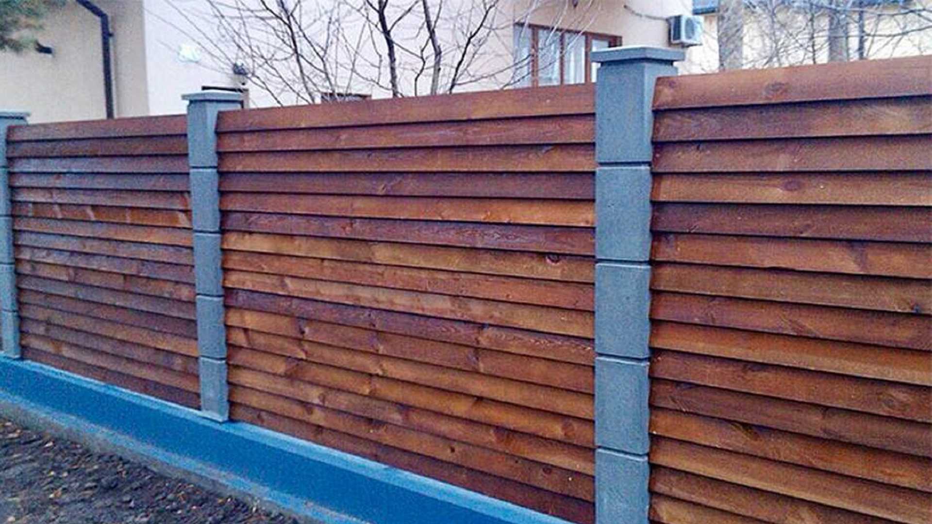 Забор деревянный горизонтальный внахлест