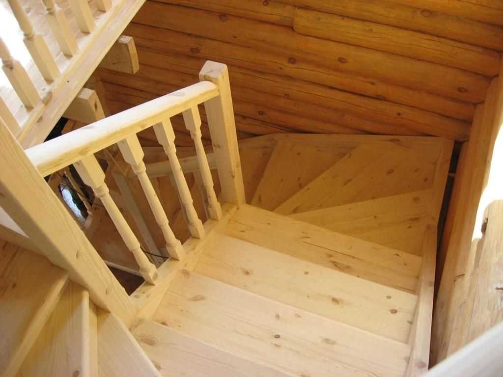 Чем покрасить деревянную лестницу в доме на второй этаж Особенности покраски лестниц из сосны Как выбрать средство для покраски: лак, краска или морилка Как подобрать цвет для деревянной лестницы из хвойных пород