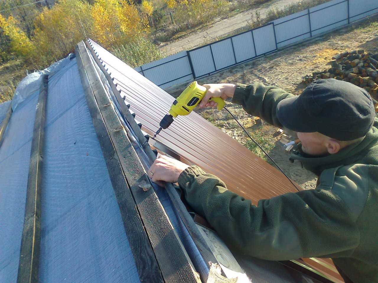 Как покрыть крышу профнастилом своими руками (фото, видео инструкция)