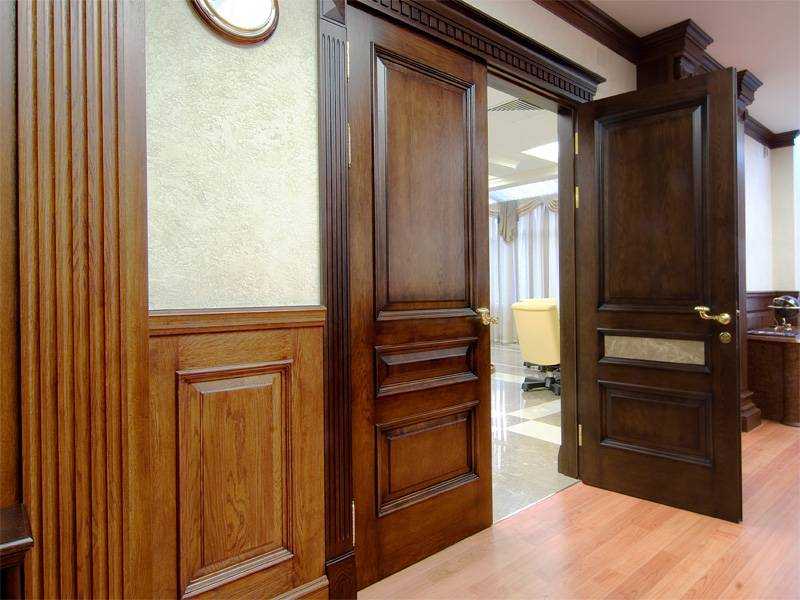Межкомнатные двери из массива дуба: плюсы и минусы