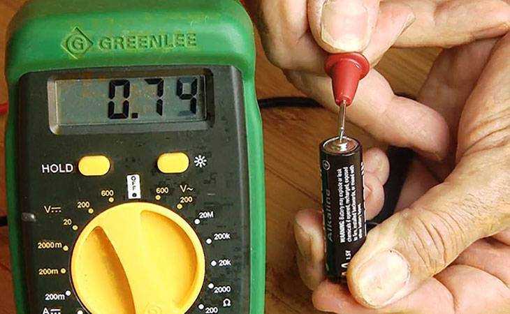 Как проверить батарейку мультиметром под нагрузкой