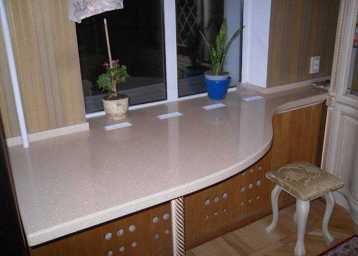 Преимущества использования стола-подоконника в современных интерьерах