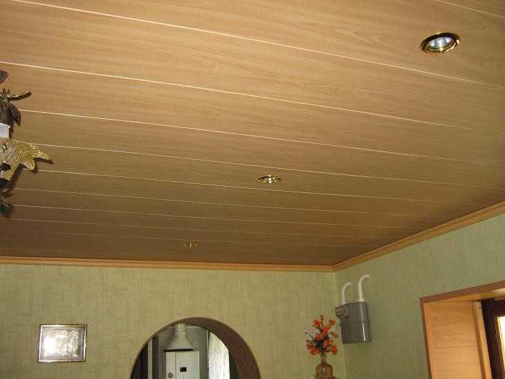 13 материалов для отделки потолка гостиной