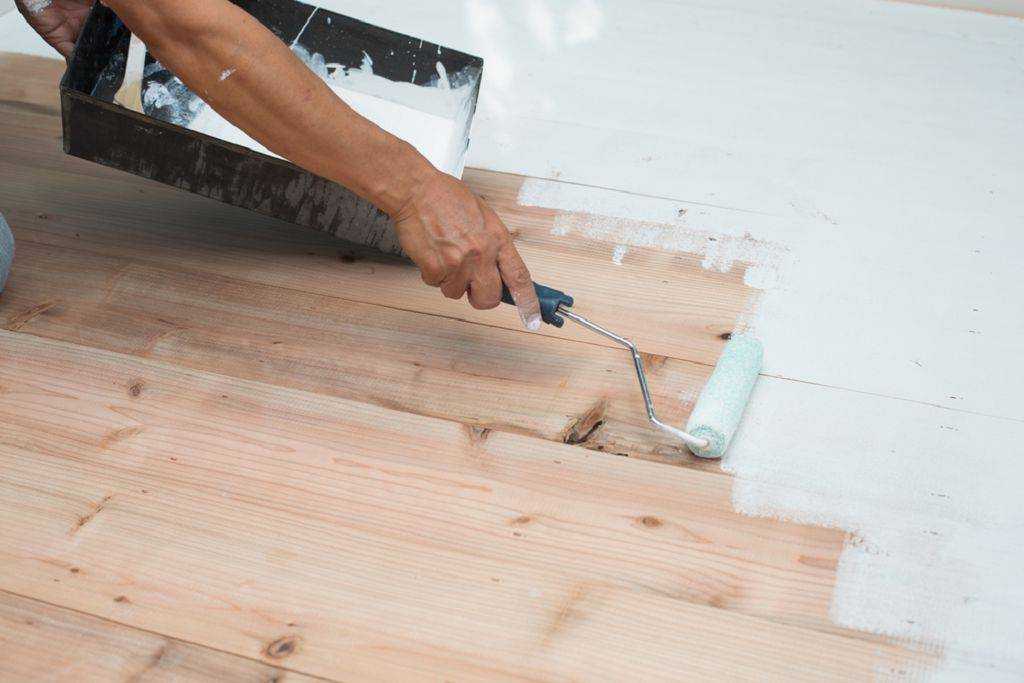 Чем покрасить полы в деревянном доме? лаки и краски для деревянного пола: советы по выбору :: syl.ru
