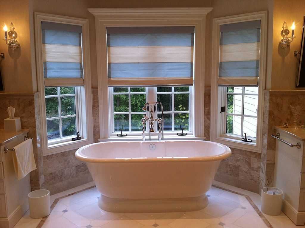 Окно в ванной комнате в частном доме: фото