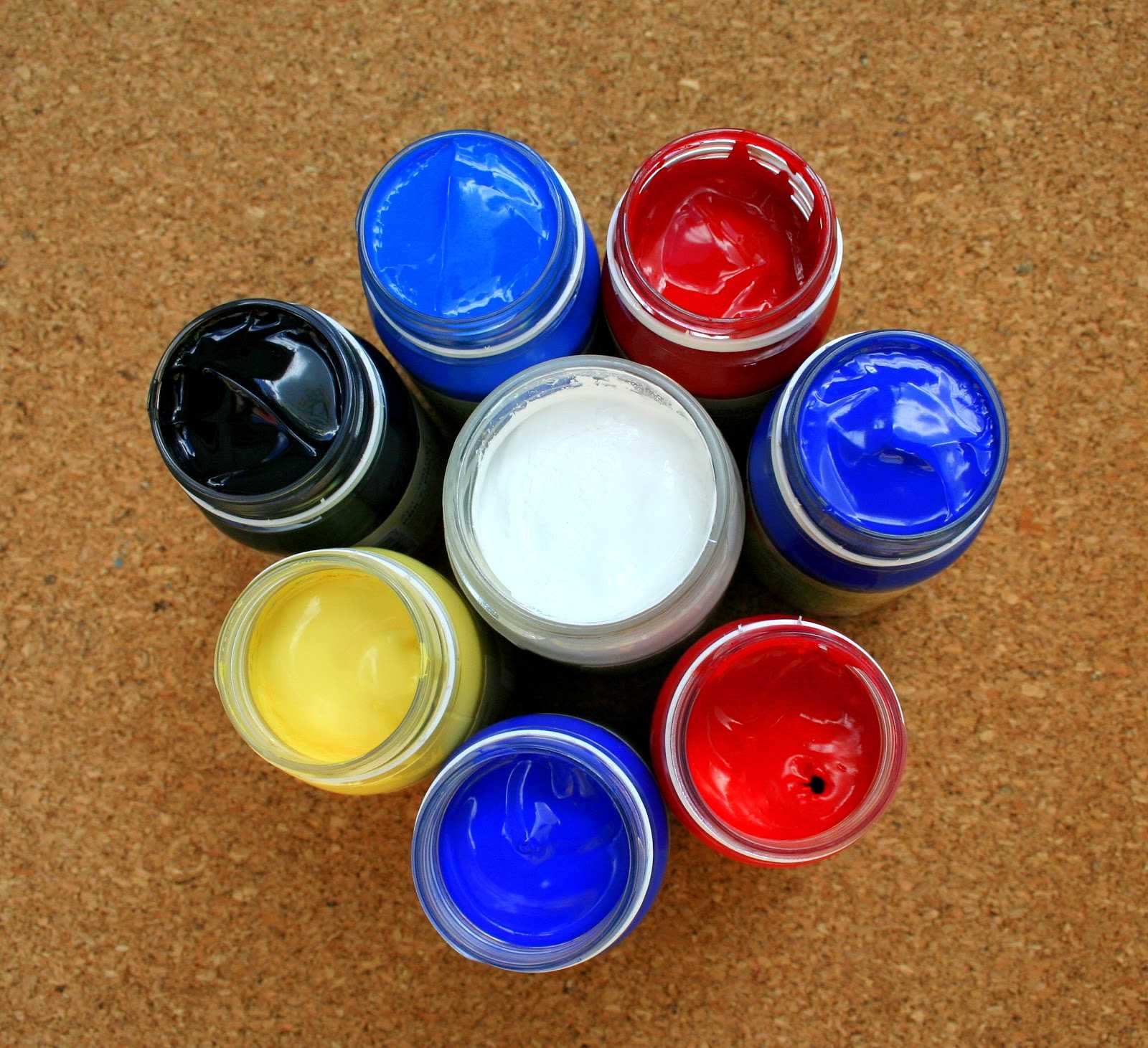 Чем красить пластик: топ-5 подходящих составов и правила использования