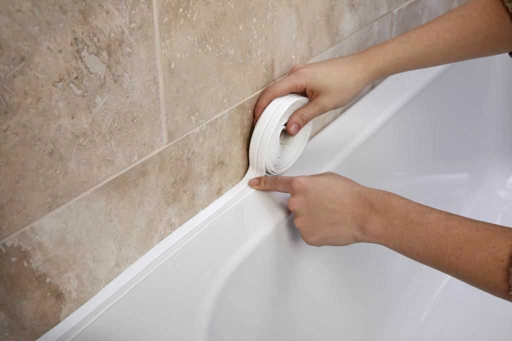 7 вариантов заделки щелей между стеной и ванной: раствор, пена, герметик, лента, плинтус, бордюр
