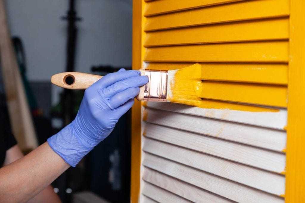Покраска забора: подготовка к окрашиванию и советы по обновлению старого покрытия