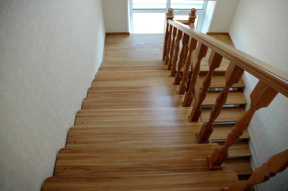 Как покрасить деревянную лестницу в два цвета — обзор вариантов и характеристик, технология монтажа