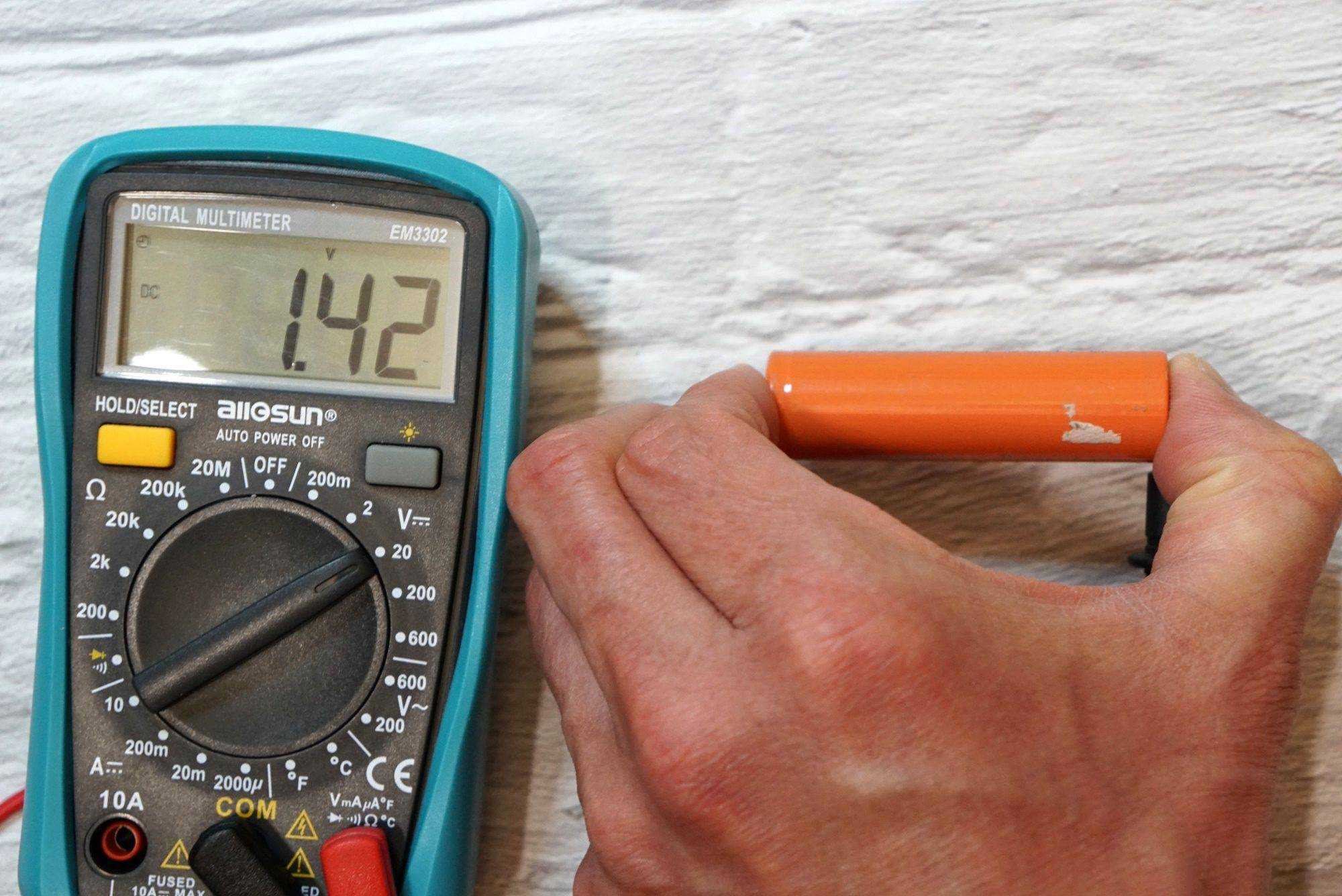 Как проверить емкость батарейки мультиметром в домашних условиях