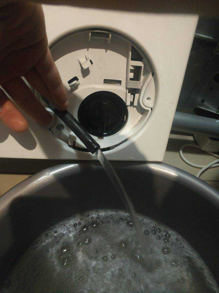 Стиральная машина не сливает воду: причины, что делать?