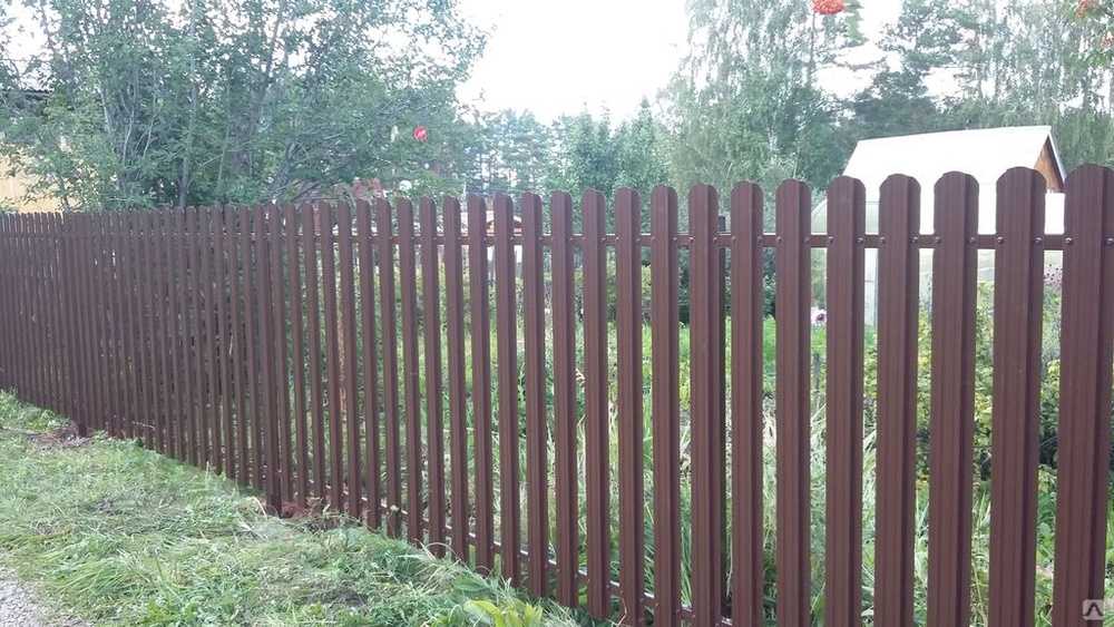 Как покрасить металлический забор, чтобы не ржавел