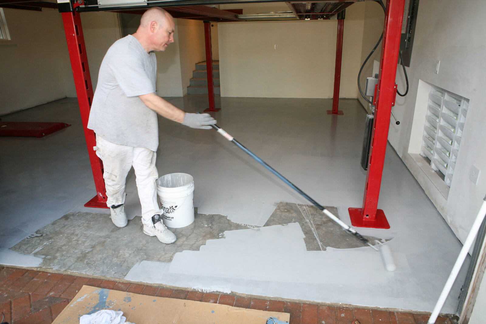 Чем покрасить бетонный пол в гараже: износостойкая, резиновая или эпоксидная краска Назначение окрашивания для бетонного пола Пропитка для бетонного пола в гараже Как посчитать расход краски для бетонного пола