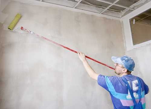 Нужна ли грунтовка для потолка под покраску водоэмульсионной краской