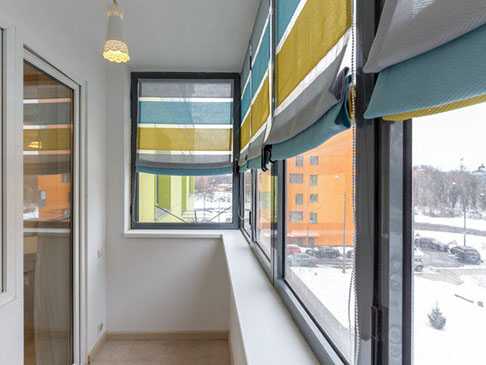 Что стоит знать о правильном выборе штор от солнца для балкона?