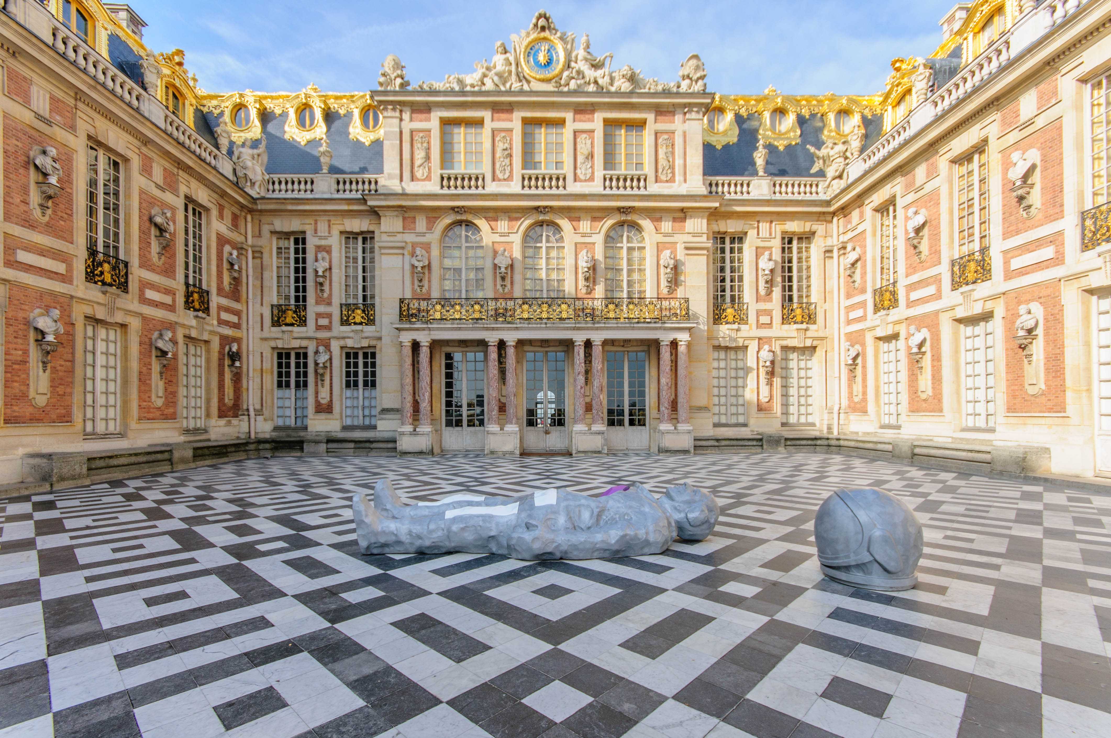Chateau versailles. Версальский дворец дворцы Версаля. Музей Версаль Франция. Королевский двор Версальского дворца. Версаль Королевский внутренний двор.